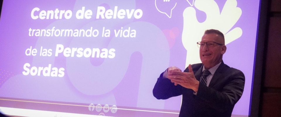 Foto de presentador del Centro de Relevo
