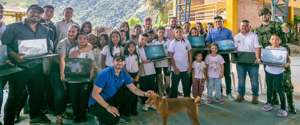 Foto de adultos y niños pertenecientes a la comunidad de El Plateado que fueron beneficiados con la entrega de computadores