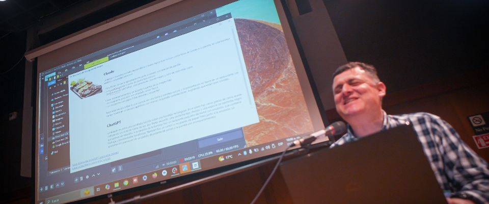 Foto de presentador en el evento con discapacidad Foto de presentador en el evento con discapacidad