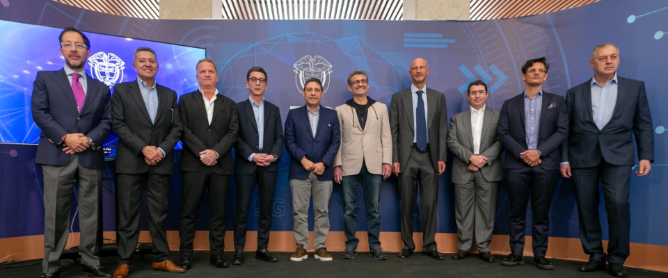 Foto del ministro TIC con colaboradores de WOM