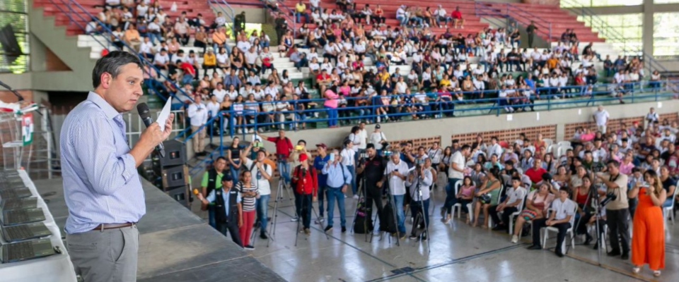 Foto del ministro TIC con asistentes al evento Foto del ministro TIC con asistentes al evento