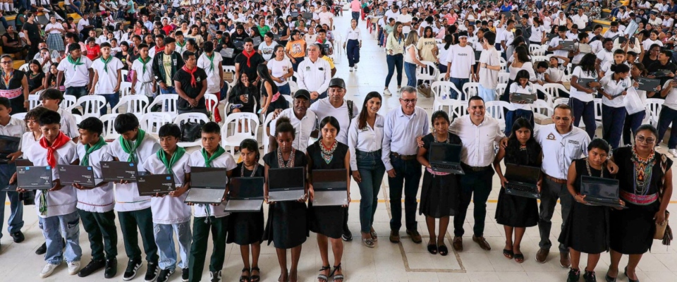 Foto de estudiantes beneficiarios Foto de estudiantes beneficiarios
