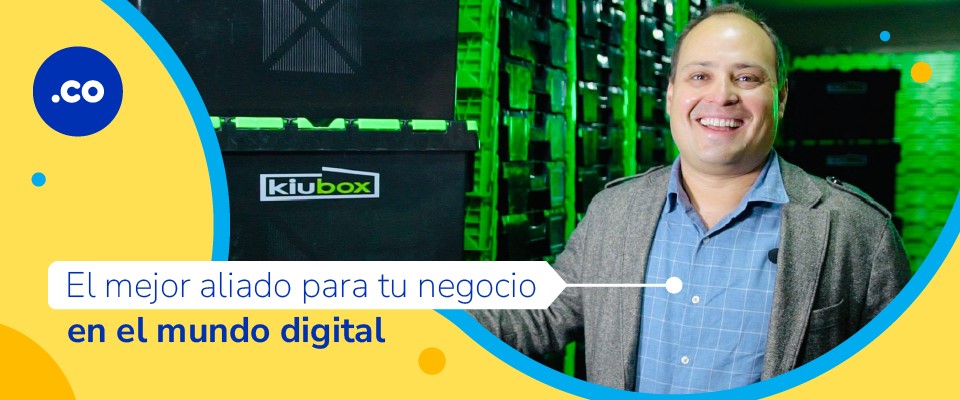 Iamgen diseñada de un hombre al lado de infraestructura de servidores