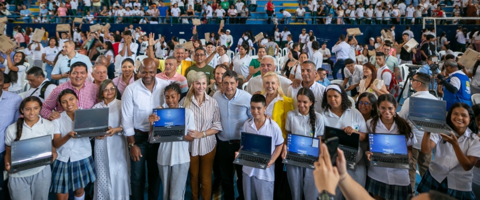 Foto del ministro TIC con estudiantes que recibieron computadores Foto del ministro TIC con estudiantes que recibieron computadores