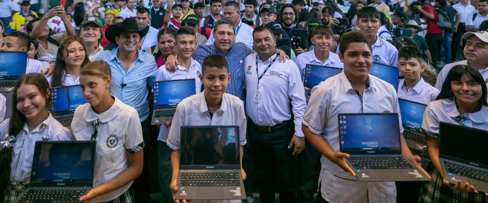 Foto del ministro TIC con jóvenes beneficiarios