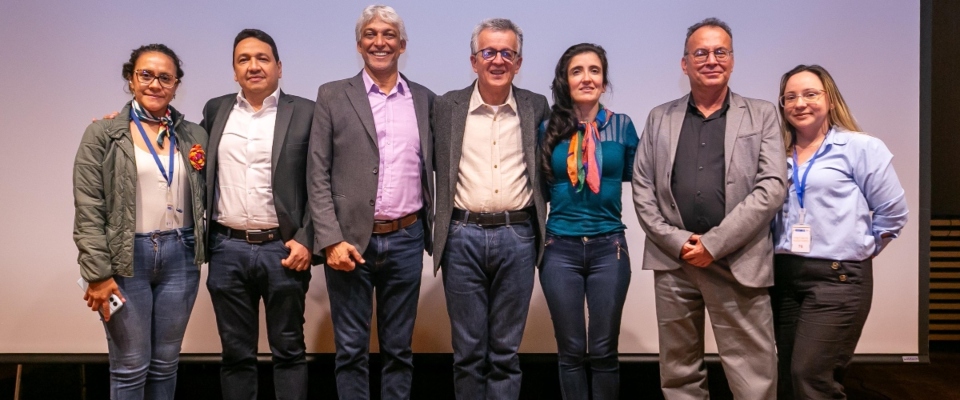 Foto de funcionarios participantes en la mesa de trabajo
