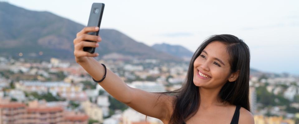 Foto de una Joven ciudadana tomándose una 'selfie' Foto de una Joven ciudadana tomándose una 'selfie'