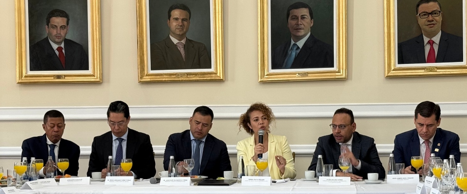 Foto de El ministro TIC, Julián Molina, y la ministra de Ciencias, Yesenia Olaya junto a senadores en la socializaron del borrador del proyecto de ley de Inteligencia Artificial