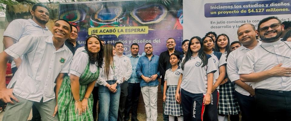 Foto del ministro TIC junto a estudiantes del Centro PotencIA de Riohacha
