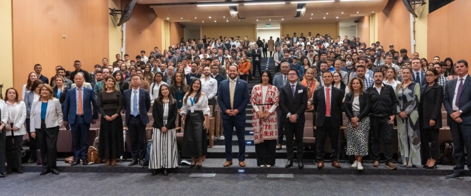 Foto del Ministro TIC junto a conferencias y masterclass en el lanzamiento de AvanzaTEC Foto del Ministro TIC junto a conferencias y masterclass en el lanzamiento de AvanzaTEC