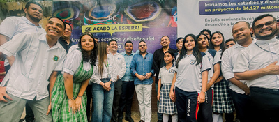 Foto del ministro TIC junto en el Centro PotencIA de Riohacha