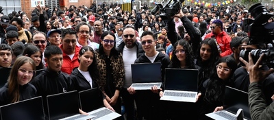 Foto del ministro TIC en la entrega de computadores para estudiantes de Ciudad Bolívar Foto del ministro TIC en la entrega de computadores para estudiantes de Ciudad Bolívar