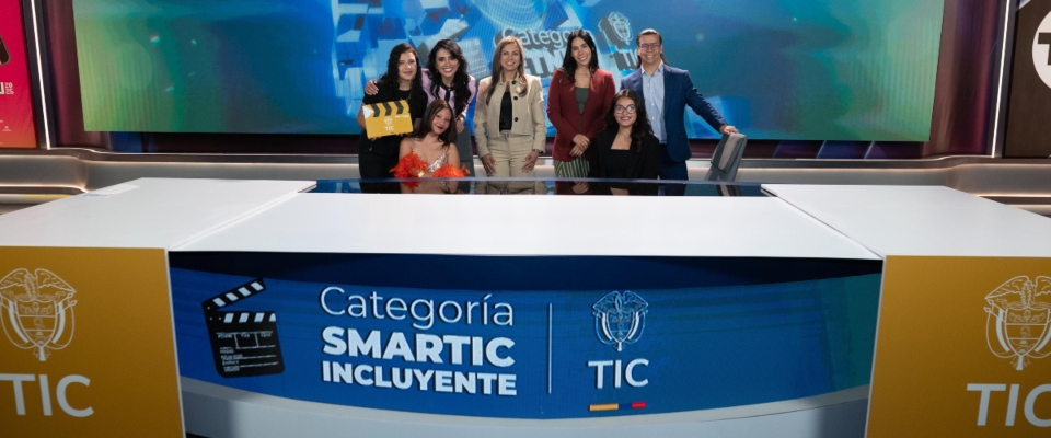 Foto de la ministra (e) en la simulación de un día de rodaje de un producto audiovisual