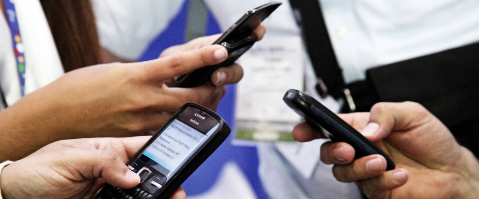 Foto de varias manos sosteniendo teléfonos móviles Foto de varias manos sosteniendo teléfonos móviles