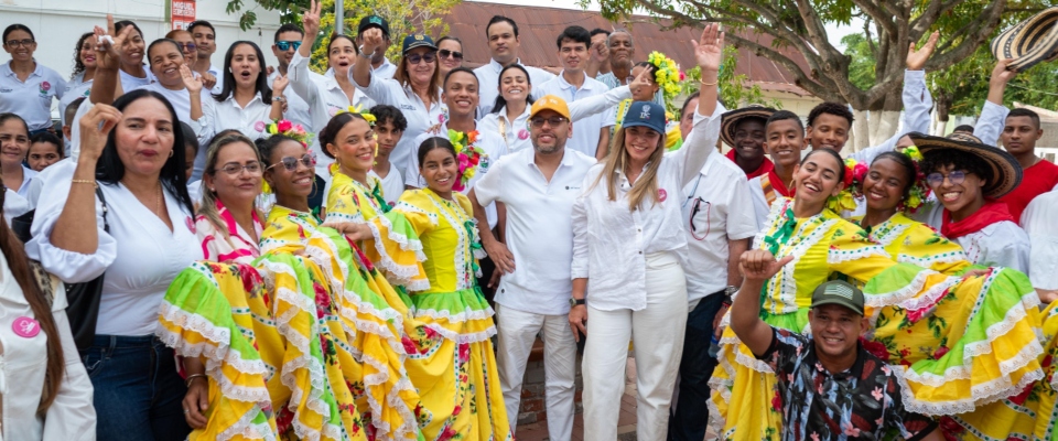 Foto de los beneficiarios y el Ministro TIC Foto de los beneficiarios y el Ministro TIC