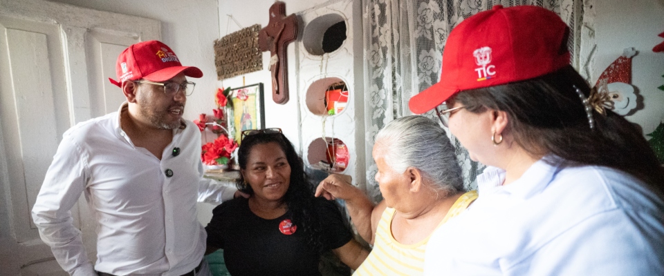 Foto del ministro TIC junto a un participante para el proyecto ‘Mi Casa Bacana Digital’