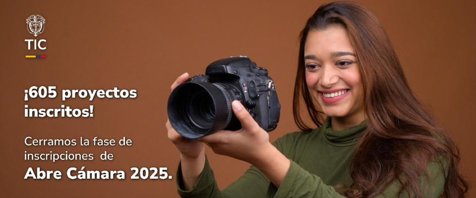 Foto de una mujer sosteniendo una cámara Foto de una mujer sosteniendo una cámara
