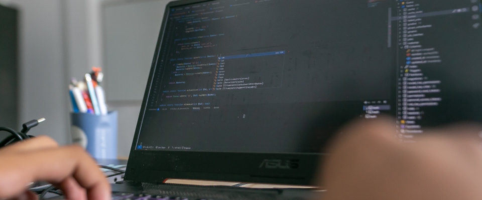 Foto de un computador con lenguaje de programación