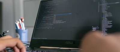 Foto de un computador con lenguaje de programación Foto de un computador con lenguaje de programación