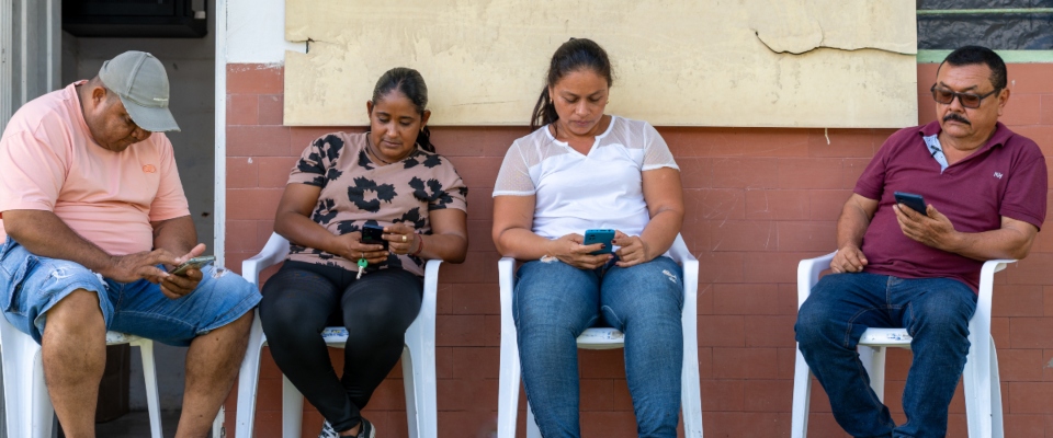 Foto de do mujeres observando un celular
