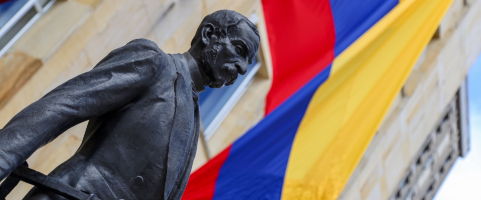 Foto de la estatua del edificio Murillo toro