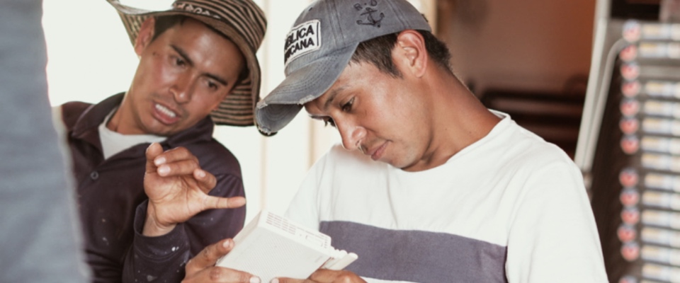 Foto de dos hombres mirando una caja Foto de dos hombres mirando una caja