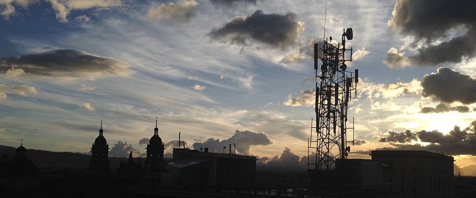 Foto de una antena radioeléctrica Foto de una antena radioeléctrica