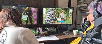 Foto de dos personas mirando unas pantallas Foto de dos personas mirando unas pantallas
