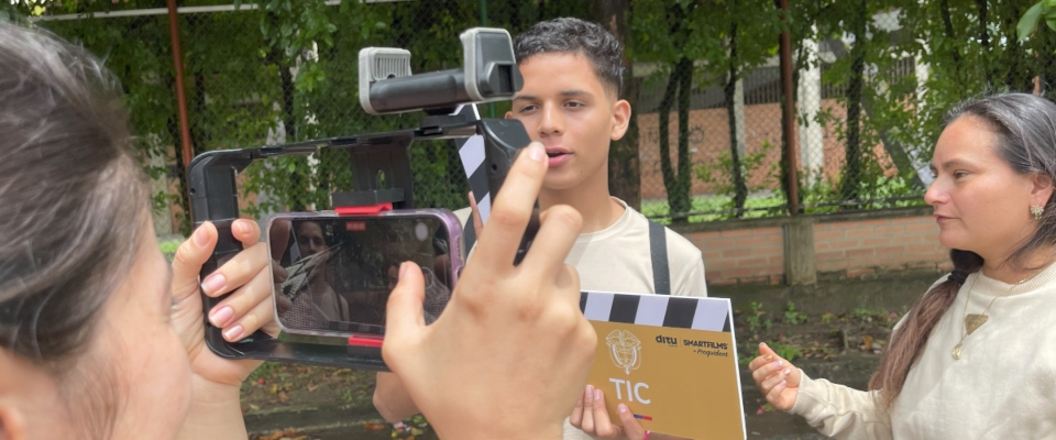 Foto de 2 personas siendo grabadas