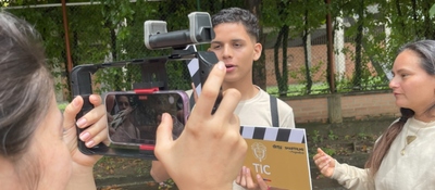 Foto de 2 personas siendo grabadas Foto de 2 personas siendo grabadas