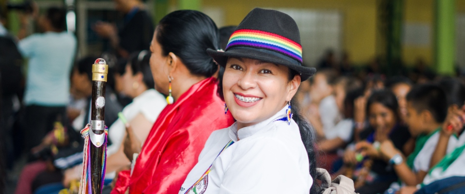 Foto de una mujer con un sombrero en un evento