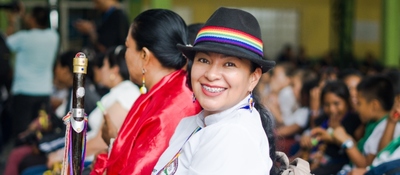 Foto de una mujer con un sombrero en un evento Foto de una mujer con un sombrero en un evento