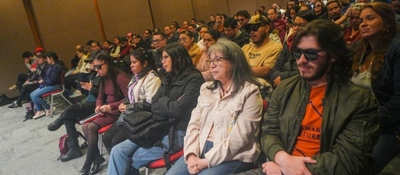 Foto de un grupo de gente en un auditorio Foto de un grupo de gente en un auditorio