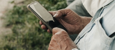 Foto de beneficario con un móvil en las manos Foto de beneficario con un móvil en las manos