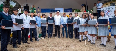 Foto del ministro TIC con beneficiarios de la región