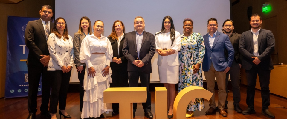 Foto de funcionarios participantes al encuentro Horizonte Digital Seguro Foto de funcionarios participantes al encuentro Horizonte Digital Seguro