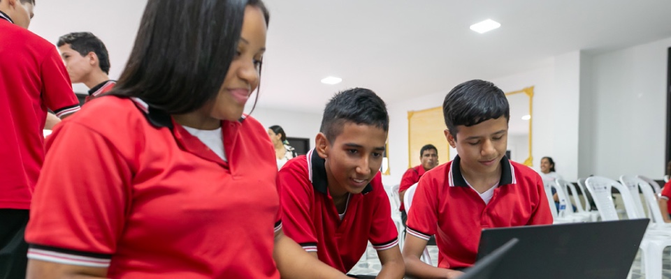 Foto de estudiantes mirando un computador Foto de estudiantes mirando un computador