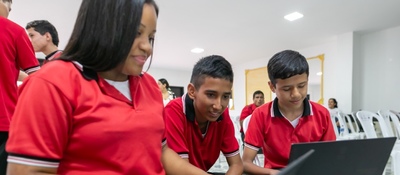 Foto de estudiantes mirando un computador Foto de estudiantes mirando un computador