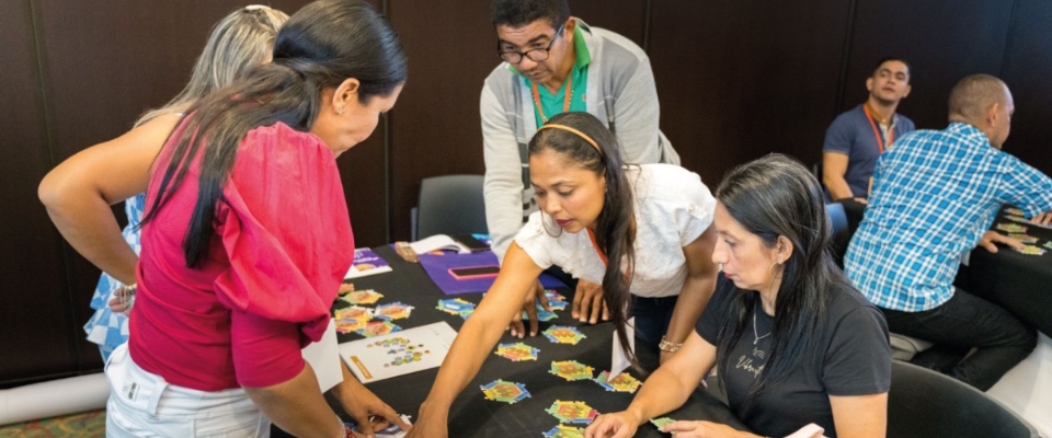 Foto de niños beneficiarios y docentes Foto de niños beneficiarios y docentes