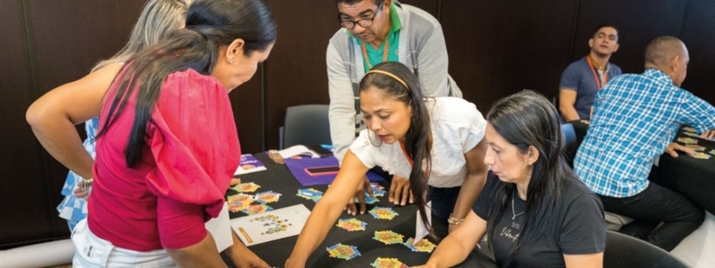Foto de niños beneficiarios y docentes