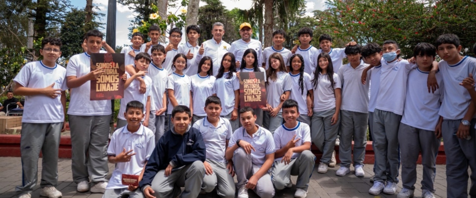 Foto del Ministro TIC junto a estudiantes del departamento del Cauca