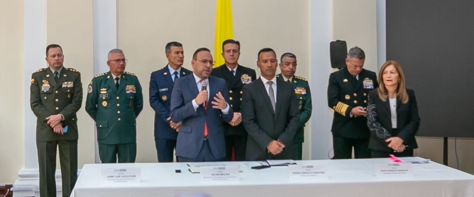 Foto del Ministro TIC junto al ministerio de transporte