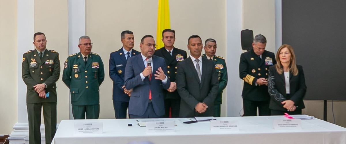 Foto del Ministro TIC junto al ministerio de transporte