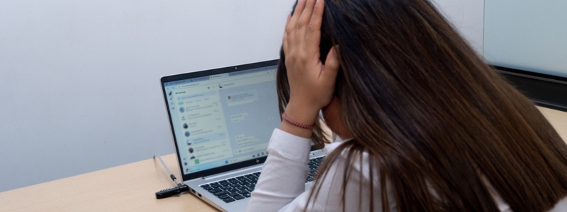 Foto de una mujer mirando la pantalla de un computador
