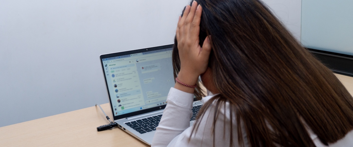 Foto de una mujer mirando la pantalla de un computador