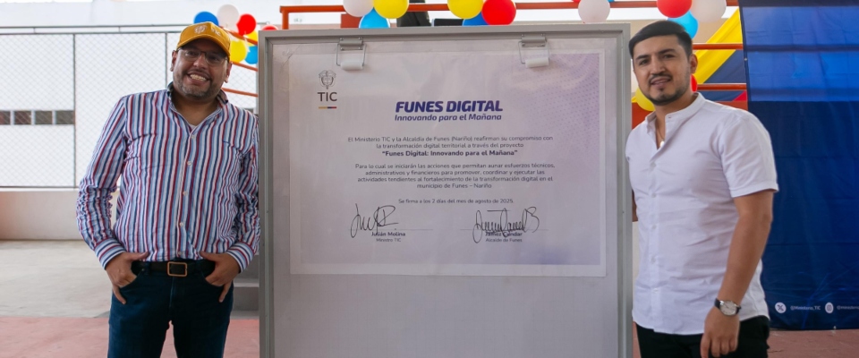 Foto del ministro TIC en convenio con Funes Digital