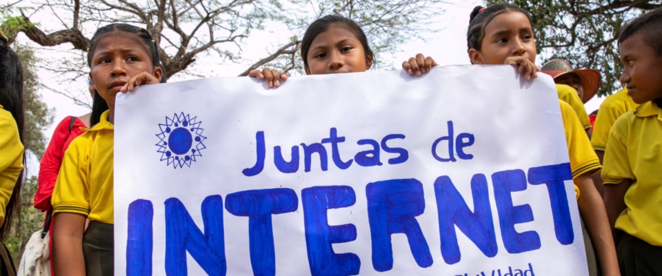 Imagen diseñada de estudiantes sosteniendo una cartelera 'Juntas de Internet'