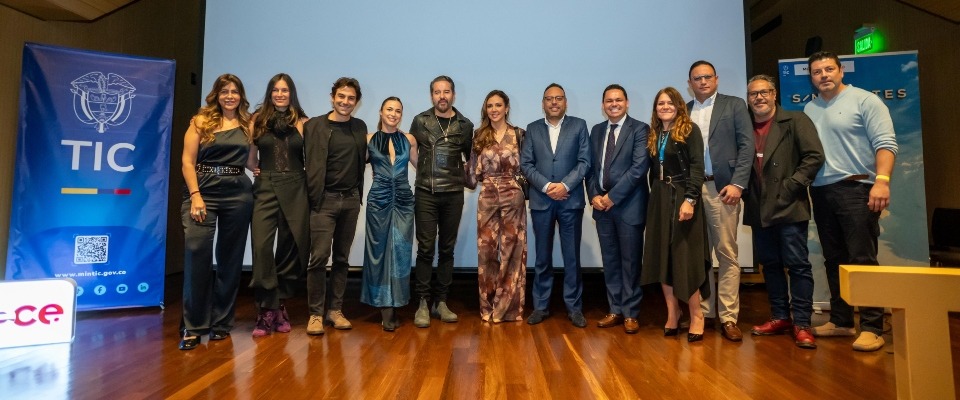 Foto de los actores y productores de la serie junto al ministro TIC