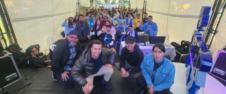 Foto de participantes a la Hackatón