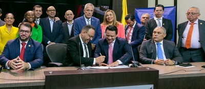 Foto del ministro TIC en la radicación del proyecto de ley ‘Internet Solidario’